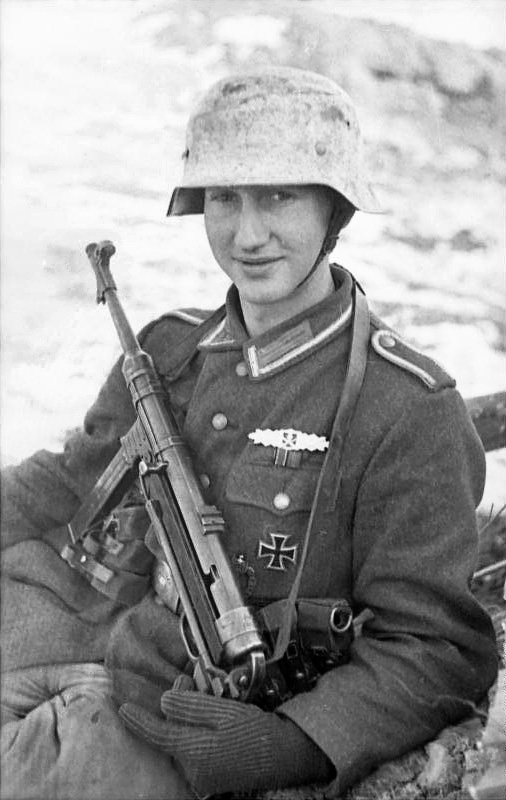 Mladi vojnik sa MP40.