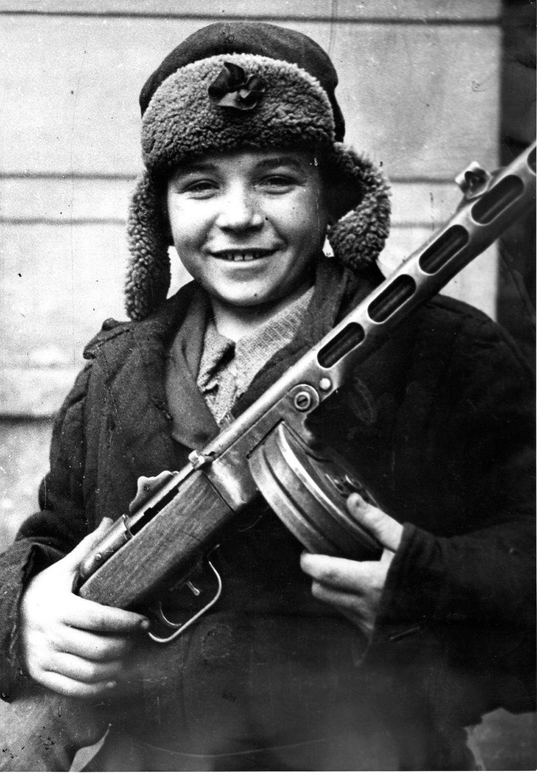 Sovjetski dečak sa PPSh-41.