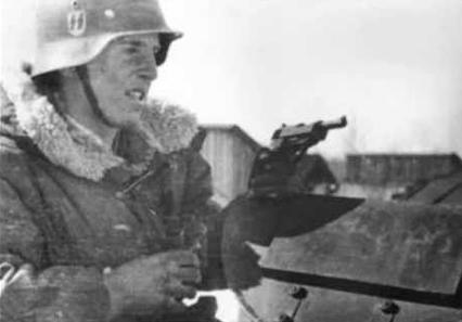 Waffen-SS vojnik sa P38