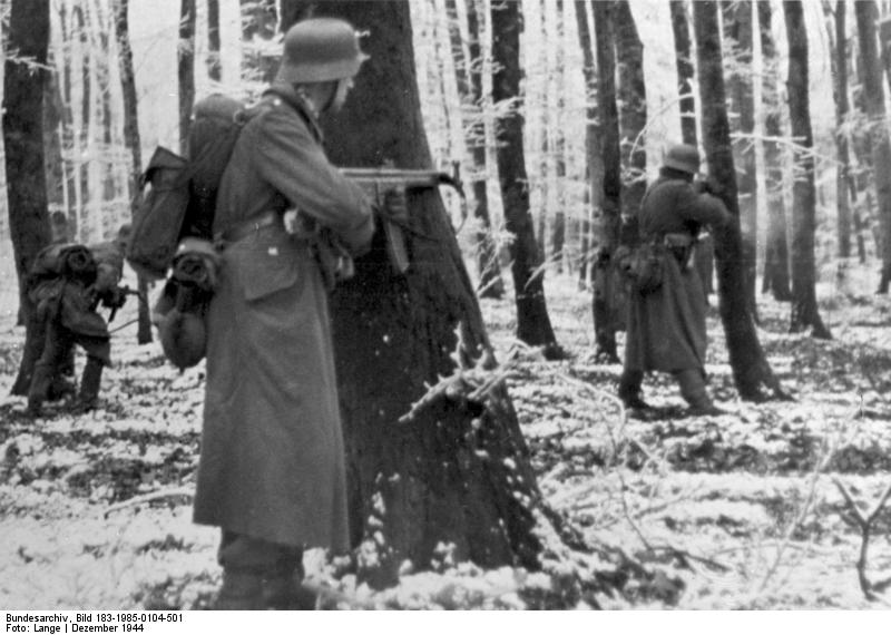 Nemački vojnik sa StG 44.
